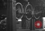 Image locomotive à vapeur en cours de maintenance au Roundhouse United States USA, 1923, de la seconde 49 séquences d'archives historiques vidéo 65675058512