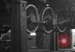 Image locomotive à vapeur en cours de maintenance au Roundhouse United States USA, 1923, de la seconde 50 séquences d'archives historiques vidéo 65675058512