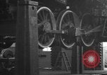 Image locomotive à vapeur en cours de maintenance au Roundhouse United States USA, 1923, de la seconde 51 séquences d'archives historiques vidéo 65675058512