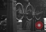 Image locomotive à vapeur en cours de maintenance au Roundhouse United States USA, 1923, de la seconde 53 séquences d'archives historiques vidéo 65675058512