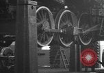 Image locomotive à vapeur en cours de maintenance au Roundhouse United States USA, 1923, de la seconde 54 séquences d'archives historiques vidéo 65675058512
