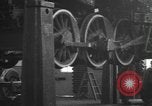 Image locomotive à vapeur en cours de maintenance au Roundhouse United States USA, 1923, de la seconde 55 séquences d'archives historiques vidéo 65675058512