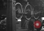 Image locomotive à vapeur en cours de maintenance au Roundhouse United States USA, 1923, de la seconde 56 séquences d'archives historiques vidéo 65675058512