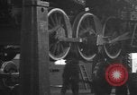 Image locomotive à vapeur en cours de maintenance au Roundhouse United States USA, 1923, de la seconde 57 séquences d'archives historiques vidéo 65675058512