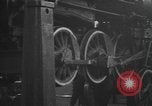 Image locomotive à vapeur en cours de maintenance au Roundhouse United States USA, 1923, de la seconde 61 séquences d'archives historiques vidéo 65675058512