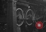 Image locomotive à vapeur en cours de maintenance au Roundhouse United States USA, 1923, de la seconde 62 séquences d'archives historiques vidéo 65675058512