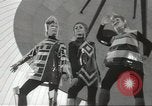 Image space age vêtements Allemagne, 1967, de la seconde 10 séquences d'archives historiques vidéo 65675058594