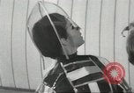 Image space age vêtements Allemagne, 1967, de la seconde 13 séquences d'archives historiques vidéo 65675058594