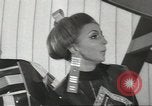 Image space age vêtements Allemagne, 1967, de la seconde 15 séquences d'archives historiques vidéo 65675058594