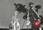 Image space age vêtements Allemagne, 1967, de la seconde 36 séquences d'archives historiques vidéo 65675058594