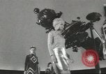 Image space age vêtements Allemagne, 1967, de la seconde 37 séquences d'archives historiques vidéo 65675058594