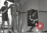 Image space age vêtements Allemagne, 1967, de la seconde 46 séquences d'archives historiques vidéo 65675058594