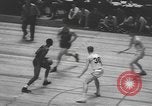 Immagine di Partita di basket campionato 1950 New York City USA, 1950, secondo 6 filmato di repertorio 65675058618