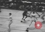 Immagine di Partita di basket campionato 1950 New York City USA, 1950, secondo 7 filmato di repertorio 65675058618