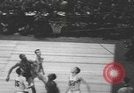 Immagine di Partita di basket campionato 1950 New York City USA, 1950, secondo 10 filmato di repertorio 65675058618