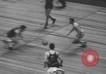 Immagine di Partita di basket campionato 1950 New York City USA, 1950, secondo 13 filmato di repertorio 65675058618