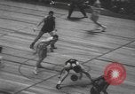Immagine di Partita di basket campionato 1950 New York City USA, 1950, secondo 14 filmato di repertorio 65675058618