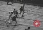 Immagine di Partita di basket campionato 1950 New York City USA, 1950, secondo 15 filmato di repertorio 65675058618