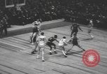 Immagine di Partita di basket campionato 1950 New York City USA, 1950, secondo 29 filmato di repertorio 65675058618