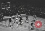 Immagine di Partita di basket campionato 1950 New York City USA, 1950, secondo 30 filmato di repertorio 65675058618