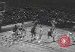 Immagine di Partita di basket campionato 1950 New York City USA, 1950, secondo 33 filmato di repertorio 65675058618