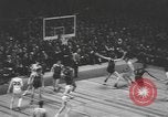 Immagine di Partita di basket campionato 1950 New York City USA, 1950, secondo 35 filmato di repertorio 65675058618