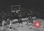 Immagine di Partita di basket campionato 1950 New York City USA, 1950, secondo 36 filmato di repertorio 65675058618