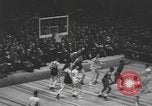 Immagine di Partita di basket campionato 1950 New York City USA, 1950, secondo 38 filmato di repertorio 65675058618