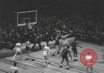 Immagine di Partita di basket campionato 1950 New York City USA, 1950, secondo 39 filmato di repertorio 65675058618