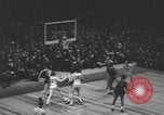Immagine di Partita di basket campionato 1950 New York City USA, 1950, secondo 40 filmato di repertorio 65675058618