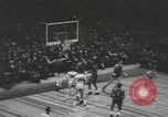 Immagine di Partita di basket campionato 1950 New York City USA, 1950, secondo 41 filmato di repertorio 65675058618