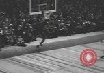 Immagine di Partita di basket campionato 1950 New York City USA, 1950, secondo 42 filmato di repertorio 65675058618