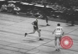 Immagine di Partita di basket campionato 1950 New York City USA, 1950, secondo 45 filmato di repertorio 65675058618