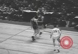 Immagine di Partita di basket campionato 1950 New York City USA, 1950, secondo 46 filmato di repertorio 65675058618