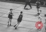 Immagine di Partita di basket campionato 1950 New York City USA, 1950, secondo 48 filmato di repertorio 65675058618