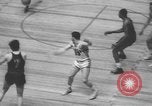 Immagine di Partita di basket campionato 1950 New York City USA, 1950, secondo 52 filmato di repertorio 65675058618