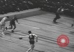 Immagine di Partita di basket campionato 1950 New York City USA, 1950, secondo 59 filmato di repertorio 65675058618