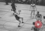 Immagine di Partita di basket campionato 1950 New York City USA, 1950, secondo 62 filmato di repertorio 65675058618