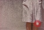 Standbild Mädchen auf windiger Tag mit Puerto Rican Kapitolhaube im Hintergrund Puerto Rico, 1941, aus Sekunde 4 historischem Filmmaterial Videoclip 65675058642