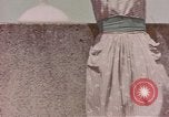 Standbild Mädchen auf windiger Tag mit Puerto Rican Kapitolhaube im Hintergrund Puerto Rico, 1941, aus Sekunde 6 historischem Filmmaterial Videoclip 65675058642