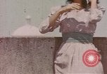 Standbild Mädchen auf windiger Tag mit Puerto Rican Kapitolhaube im Hintergrund Puerto Rico, 1941, aus Sekunde 7 historischem Filmmaterial Videoclip 65675058642