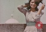 Standbild Mädchen auf windiger Tag mit Puerto Rican Kapitolhaube im Hintergrund Puerto Rico, 1941, aus Sekunde 8 historischem Filmmaterial Videoclip 65675058642