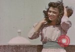 Standbild Mädchen auf windiger Tag mit Puerto Rican Kapitolhaube im Hintergrund Puerto Rico, 1941, aus Sekunde 9 historischem Filmmaterial Videoclip 65675058642