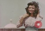 Standbild Mädchen auf windiger Tag mit Puerto Rican Kapitolhaube im Hintergrund Puerto Rico, 1941, aus Sekunde 10 historischem Filmmaterial Videoclip 65675058642