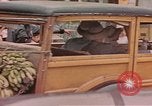 Standbild Mädchen auf windiger Tag mit Puerto Rican Kapitolhaube im Hintergrund Puerto Rico, 1941, aus Sekunde 16 historischem Filmmaterial Videoclip 65675058642