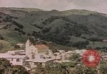 Standbild Mädchen auf windiger Tag mit Puerto Rican Kapitolhaube im Hintergrund Puerto Rico, 1941, aus Sekunde 19 historischem Filmmaterial Videoclip 65675058642