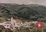 Standbild Mädchen auf windiger Tag mit Puerto Rican Kapitolhaube im Hintergrund Puerto Rico, 1941, aus Sekunde 20 historischem Filmmaterial Videoclip 65675058642