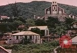Standbild Mädchen auf windiger Tag mit Puerto Rican Kapitolhaube im Hintergrund Puerto Rico, 1941, aus Sekunde 25 historischem Filmmaterial Videoclip 65675058642