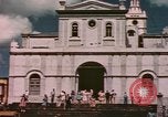 Standbild Mädchen auf windiger Tag mit Puerto Rican Kapitolhaube im Hintergrund Puerto Rico, 1941, aus Sekunde 27 historischem Filmmaterial Videoclip 65675058642