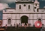Standbild Mädchen auf windiger Tag mit Puerto Rican Kapitolhaube im Hintergrund Puerto Rico, 1941, aus Sekunde 28 historischem Filmmaterial Videoclip 65675058642